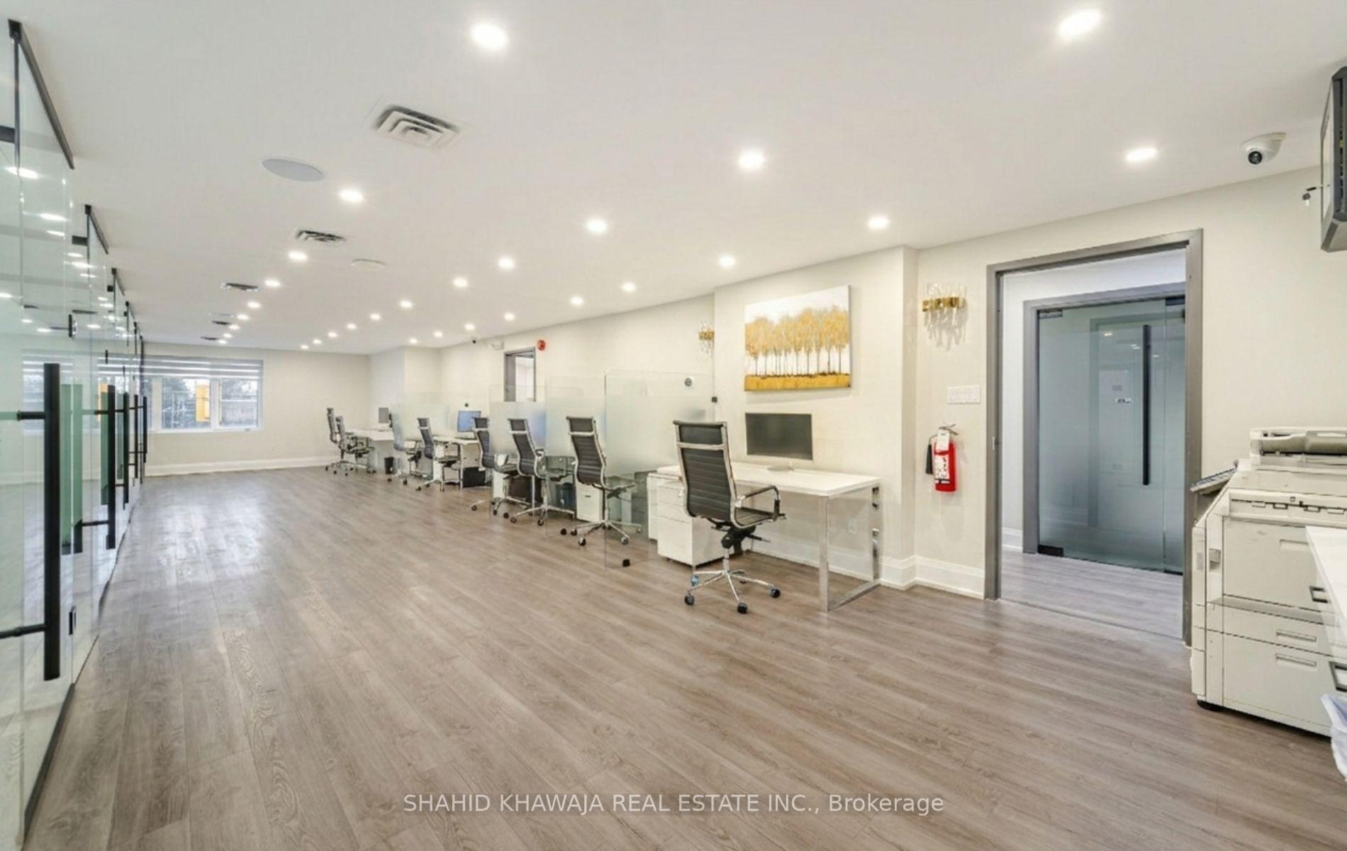 1563 Dundas Street W