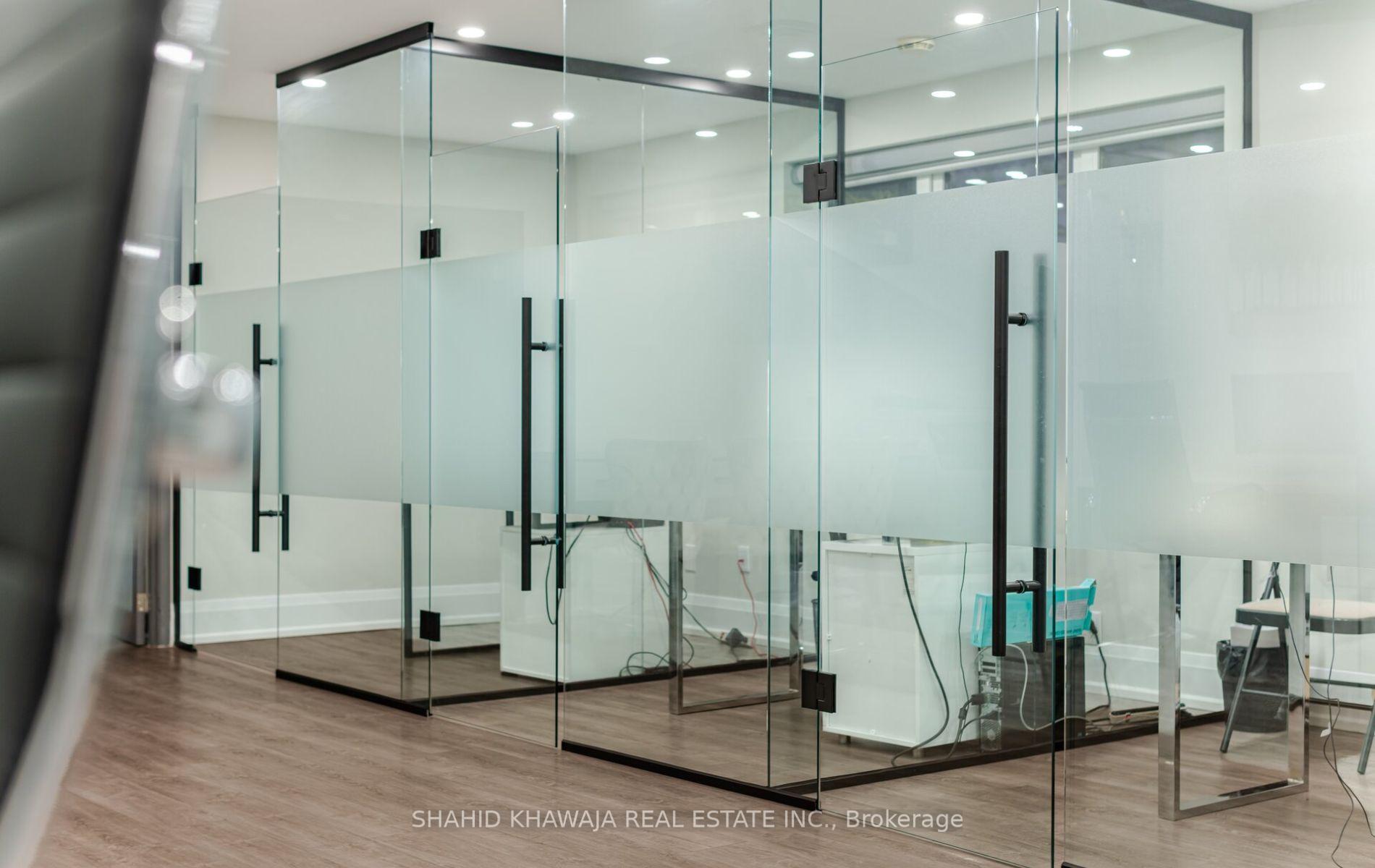 1563 Dundas Street W