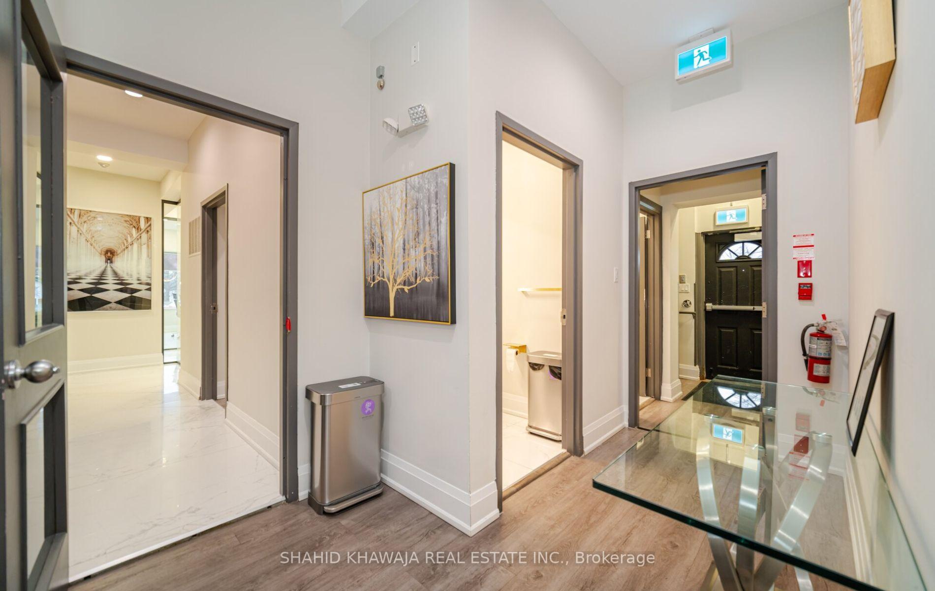 1563 Dundas Street W