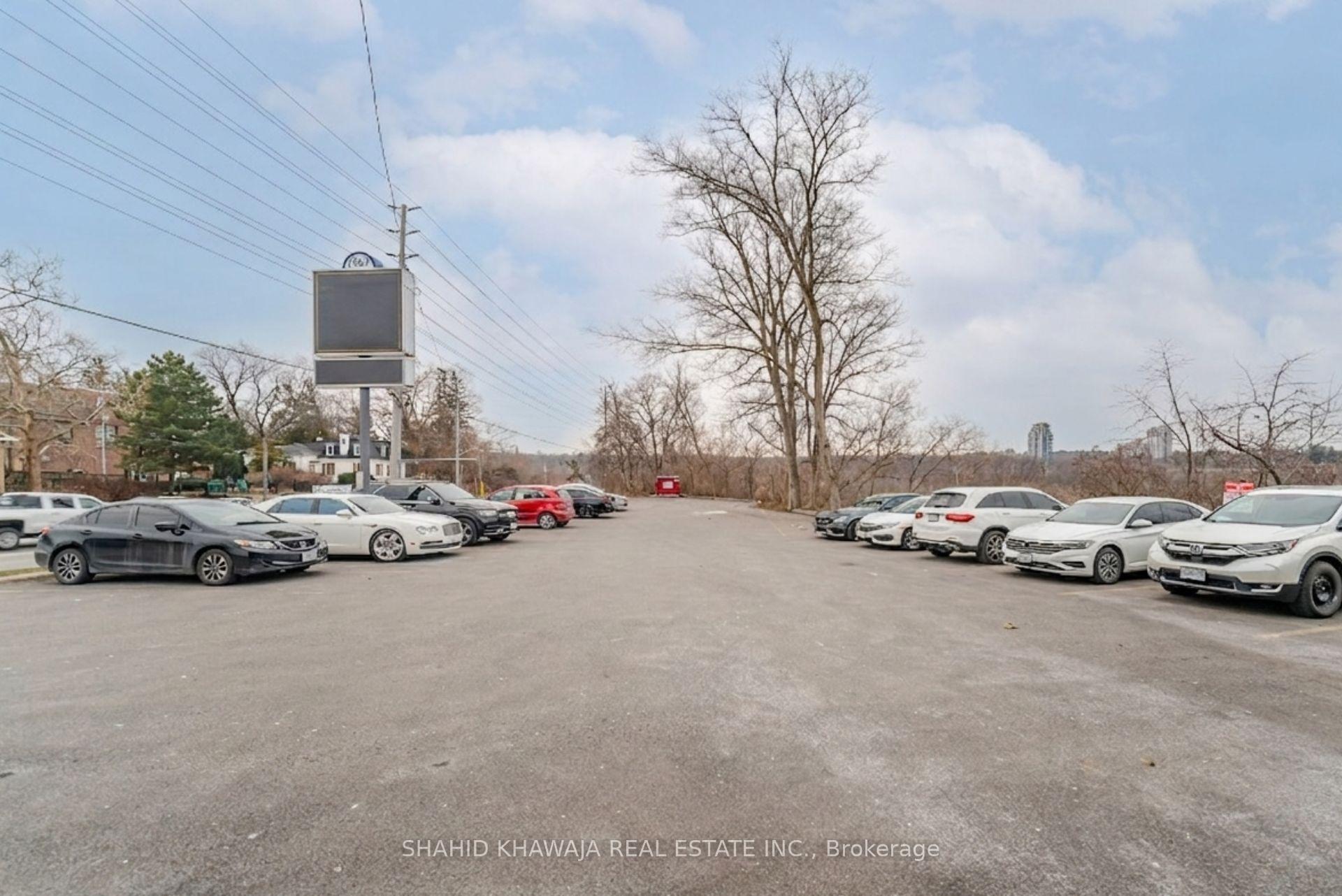 1563 Dundas Street W