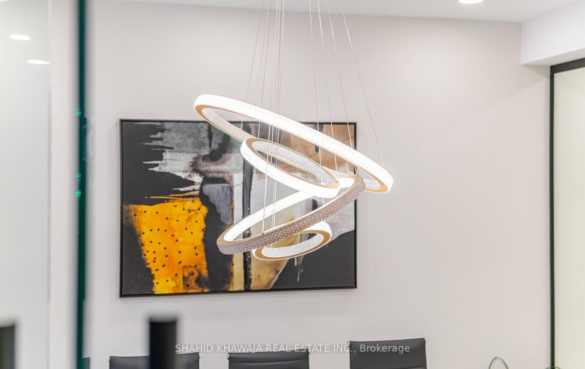 1563 Dundas Street W