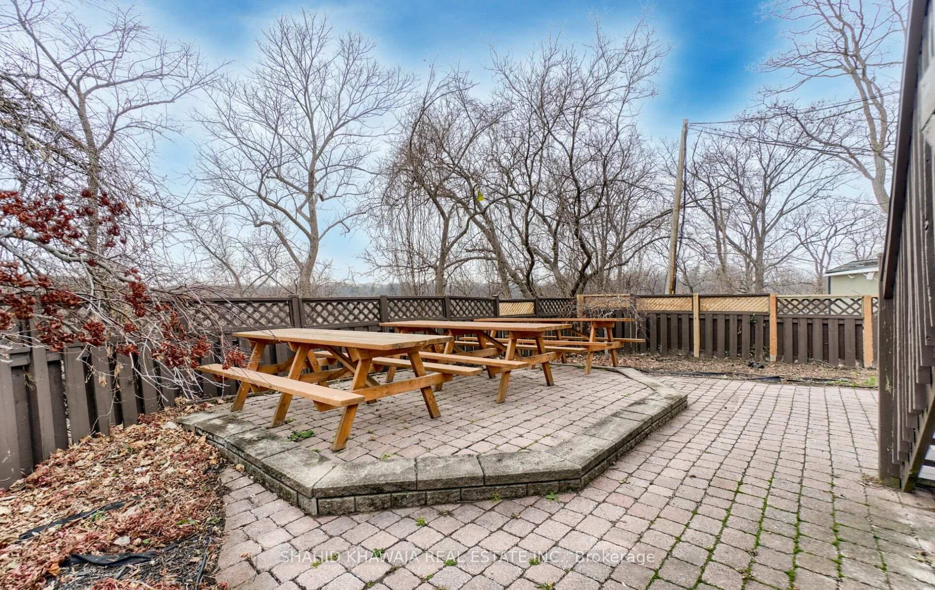 1563 Dundas Street W