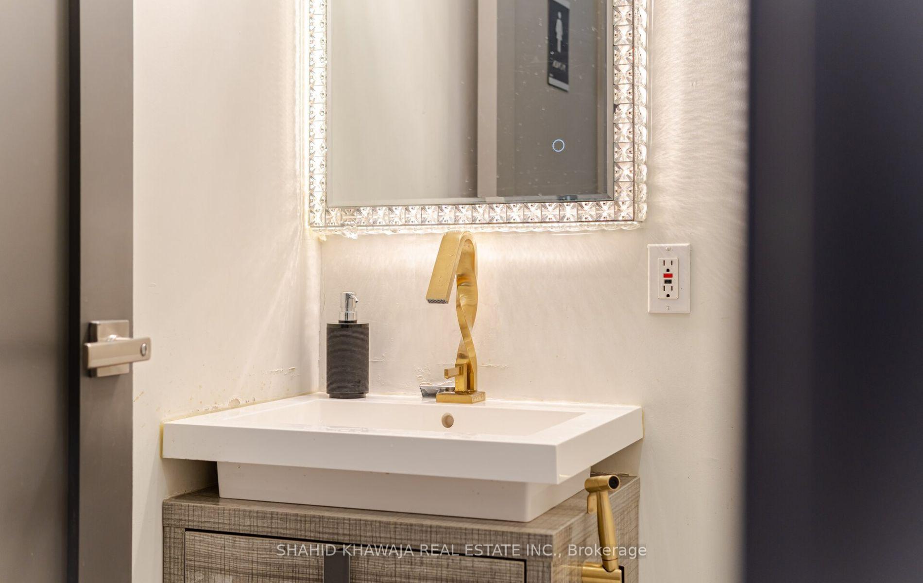 1563 Dundas Street W