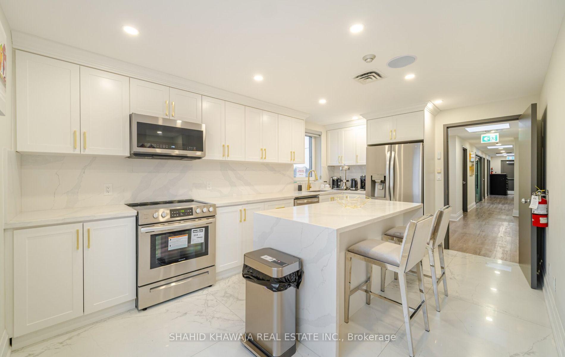 1563 Dundas Street W