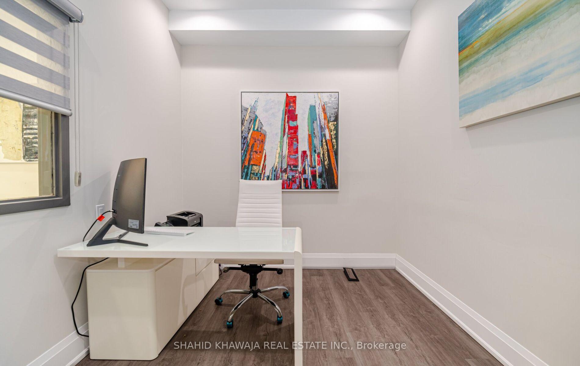 1563 Dundas Street W