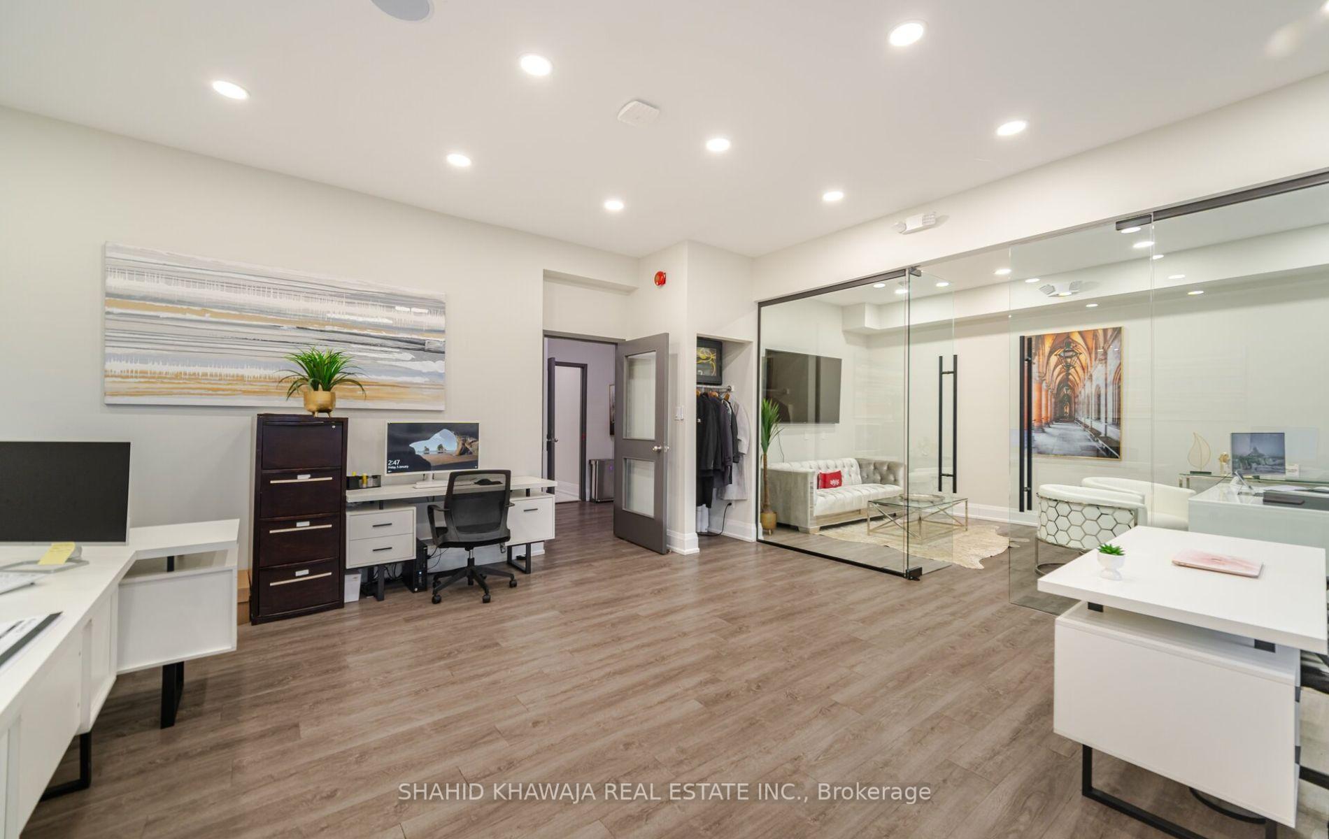 1563 Dundas Street W