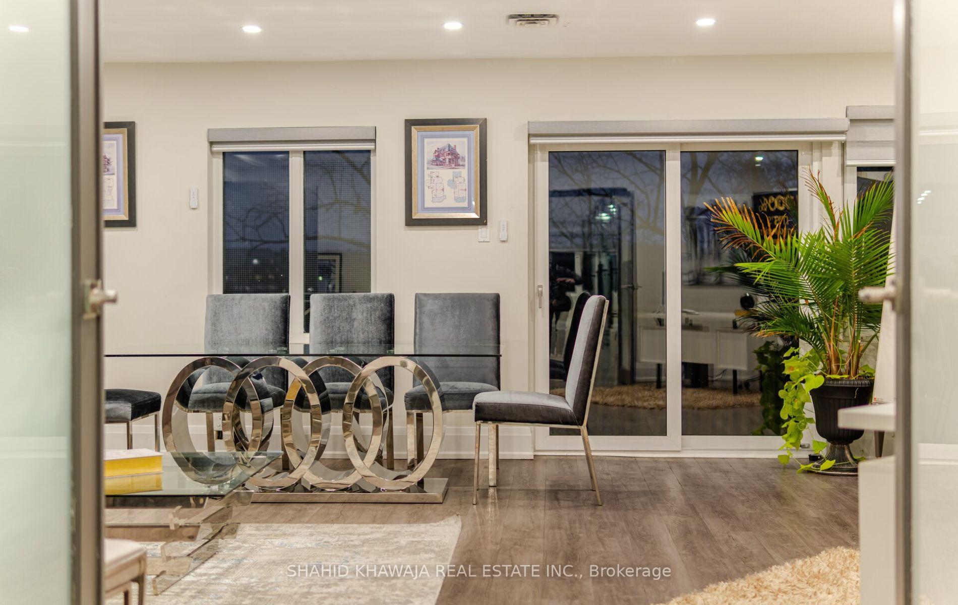 1563 Dundas Street W