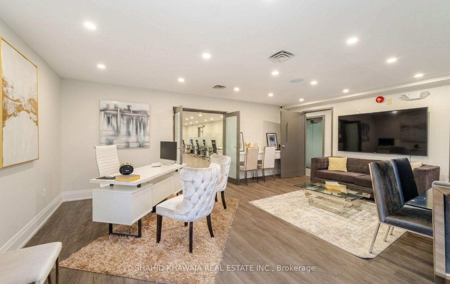 1563 Dundas Street W