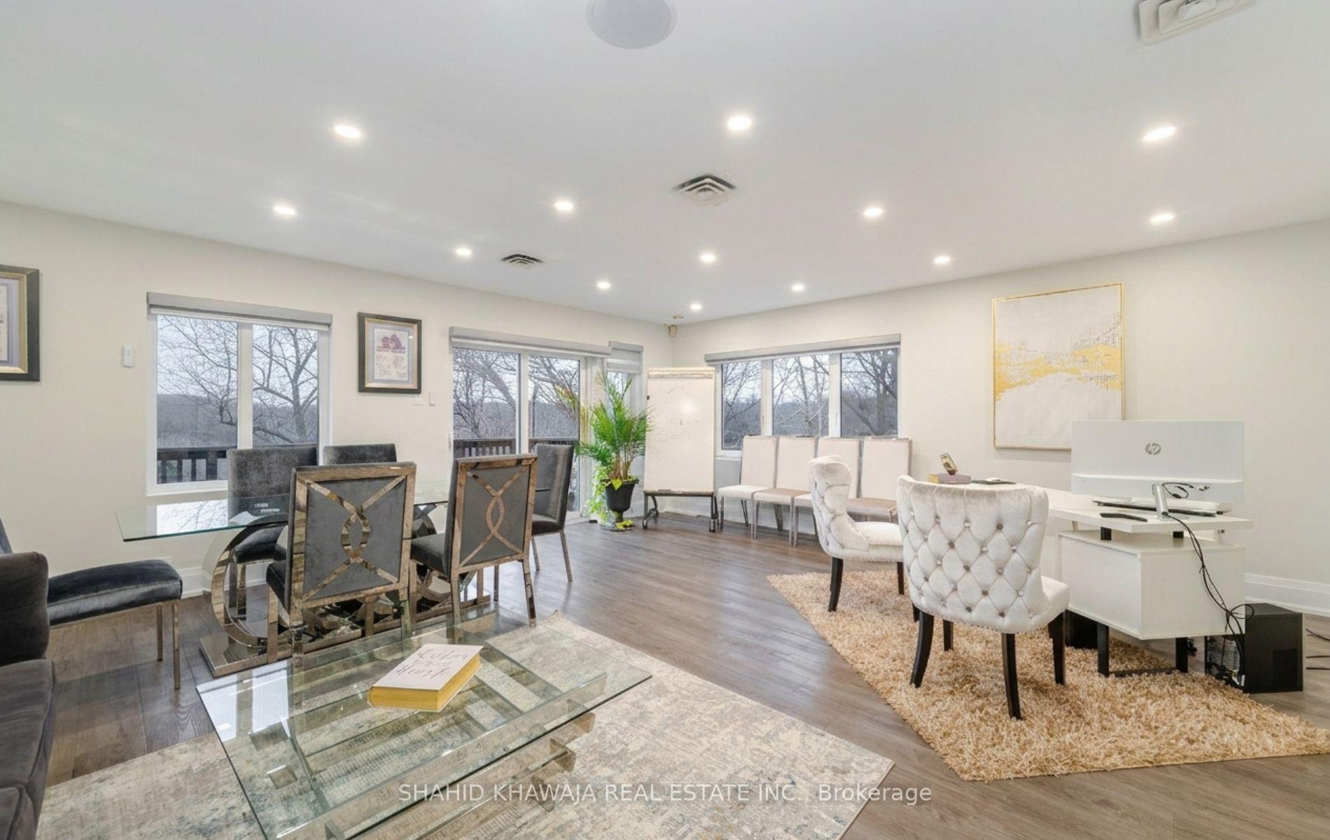 1563 Dundas Street W