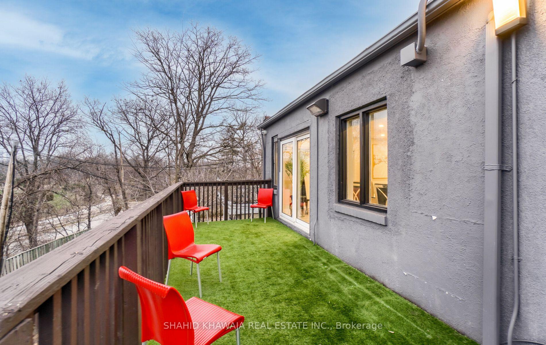 1563 Dundas Street W