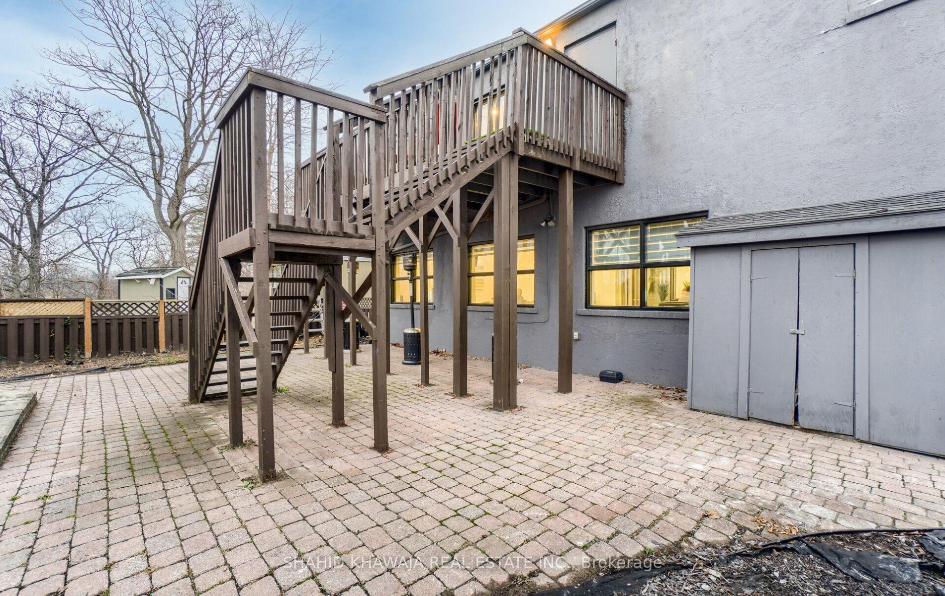 1563 Dundas Street W