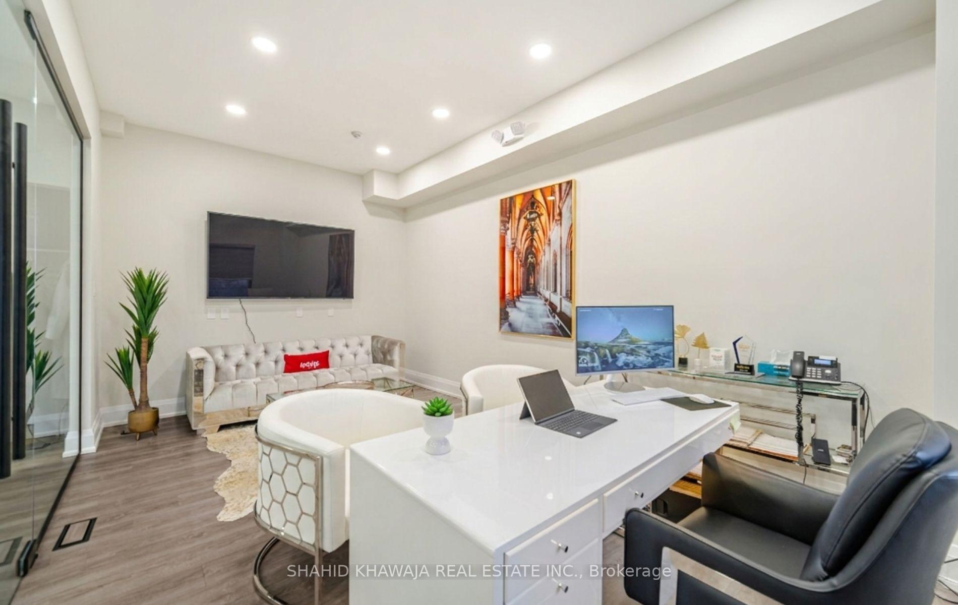 1563 Dundas Street W