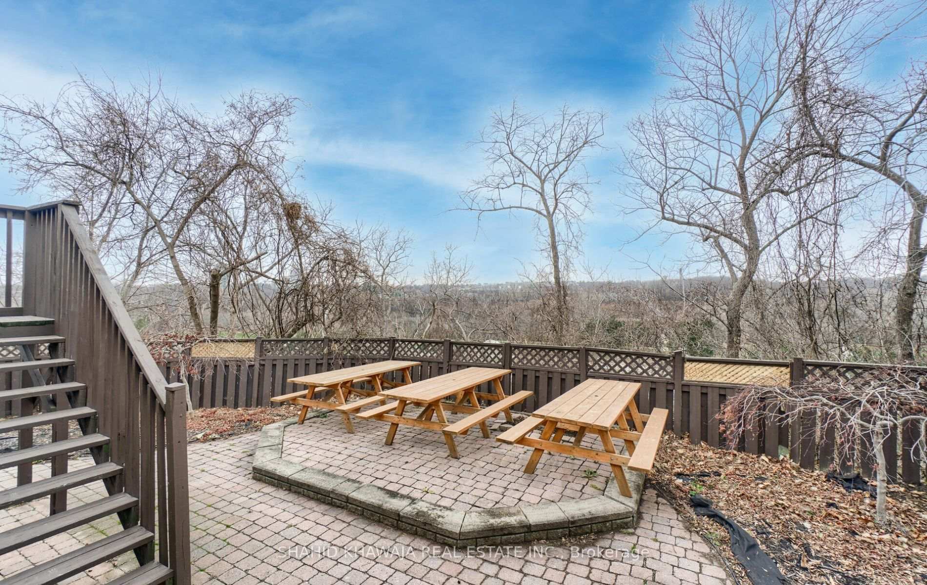 1563 Dundas Street W