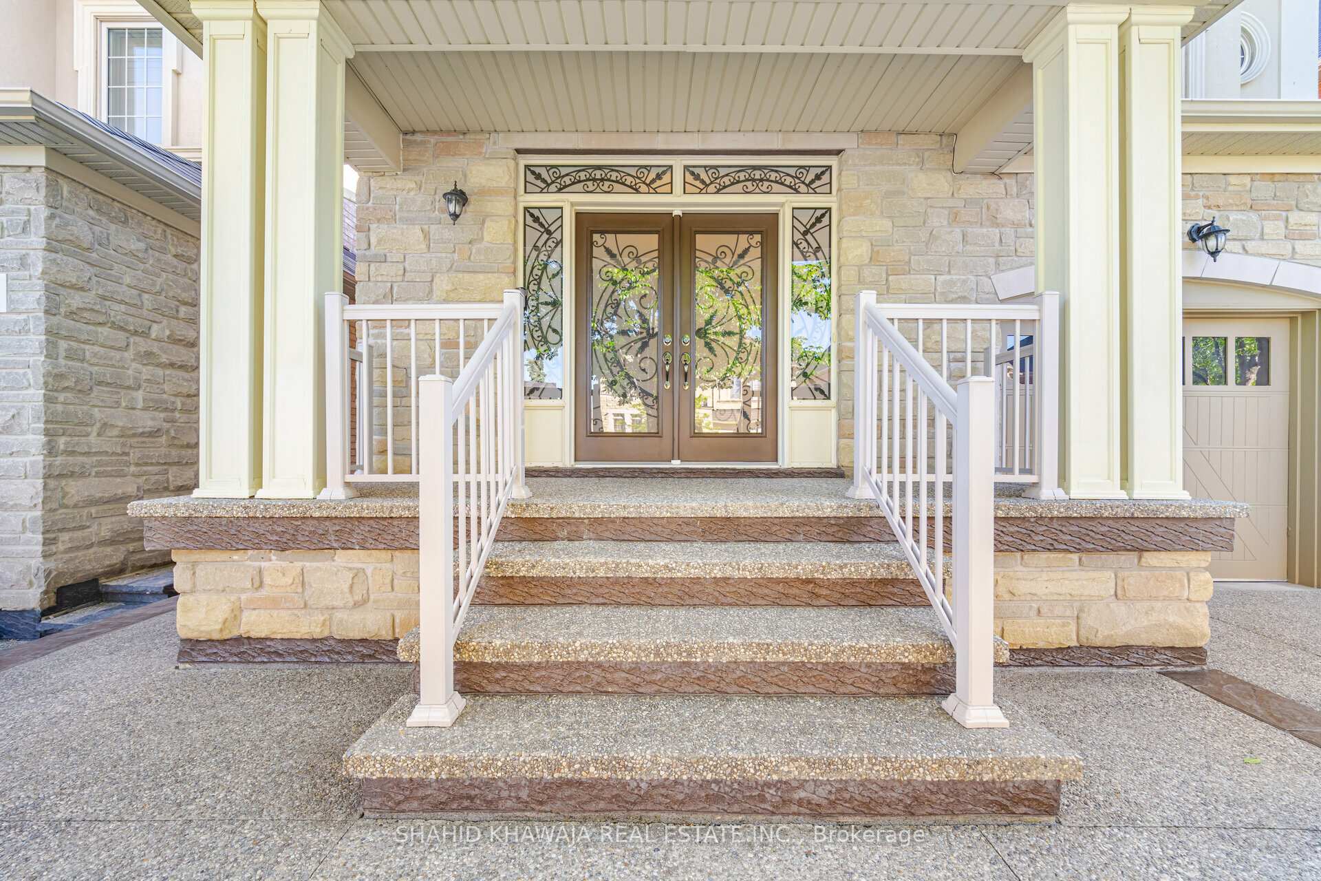 27 Lampman Crescent