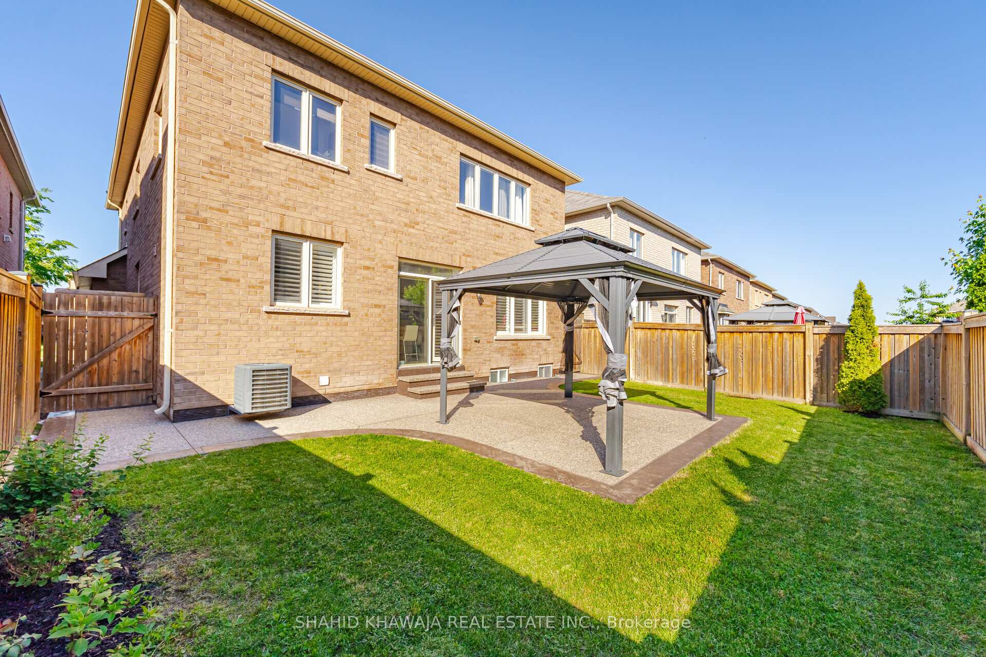27 Lampman Crescent