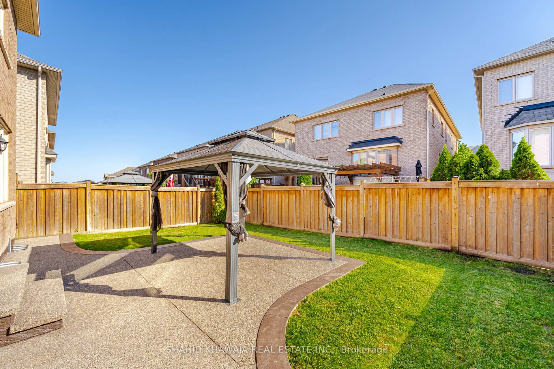 27 Lampman Crescent