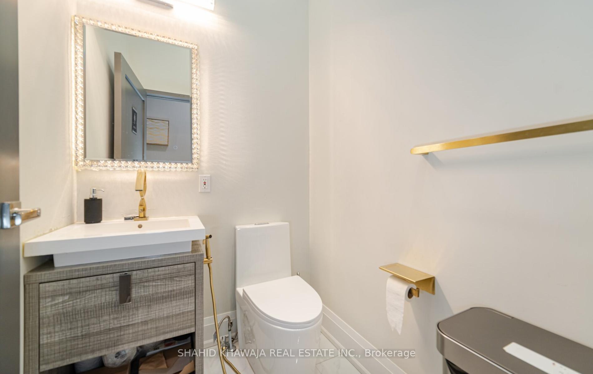 1563 Dundas Street W
