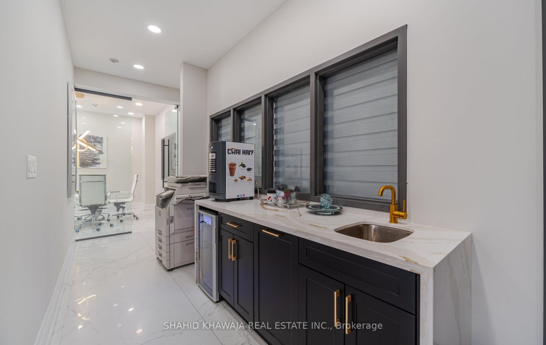 1563 Dundas Street W