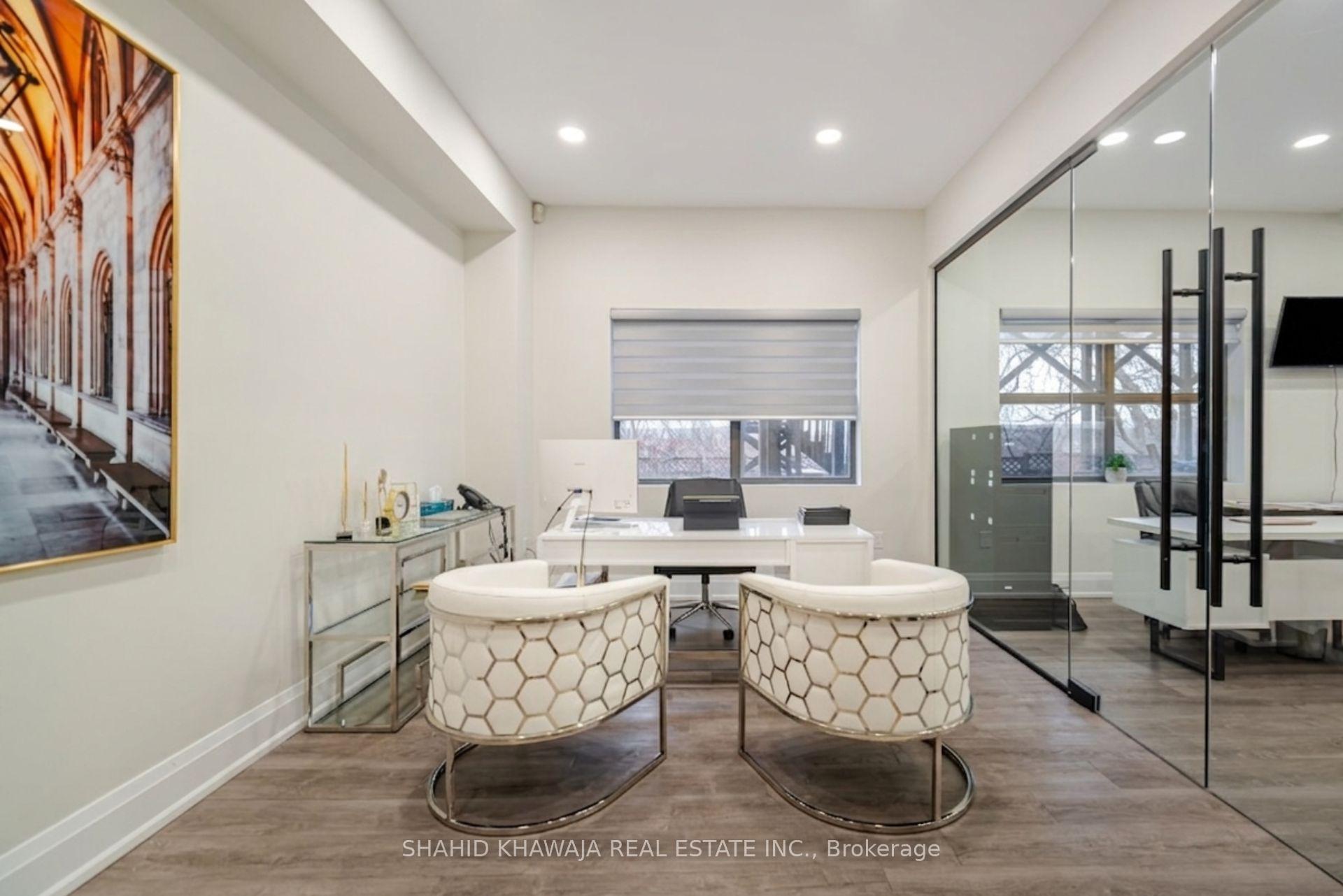 1563 Dundas Street W