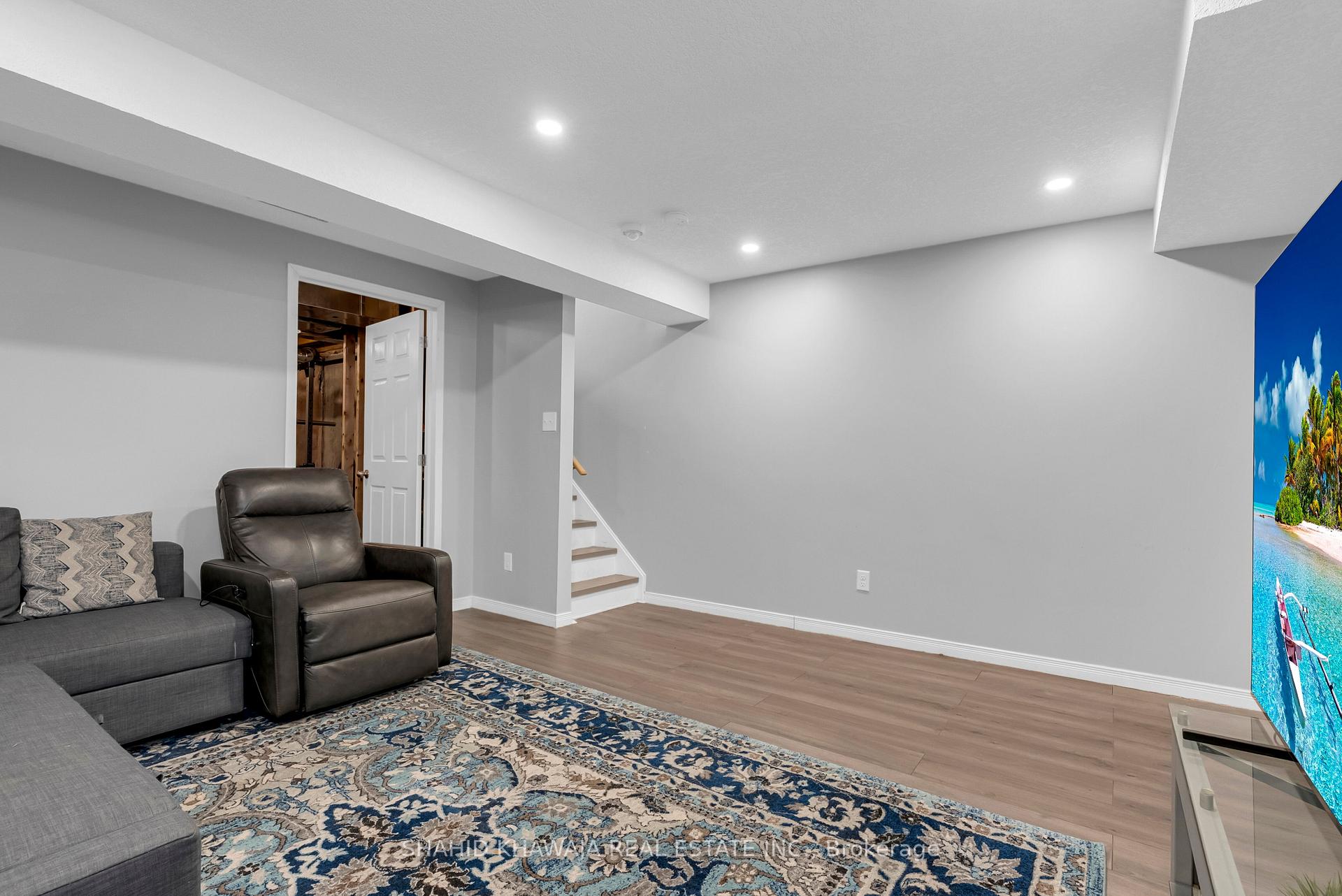 350 Dundas Street S 29