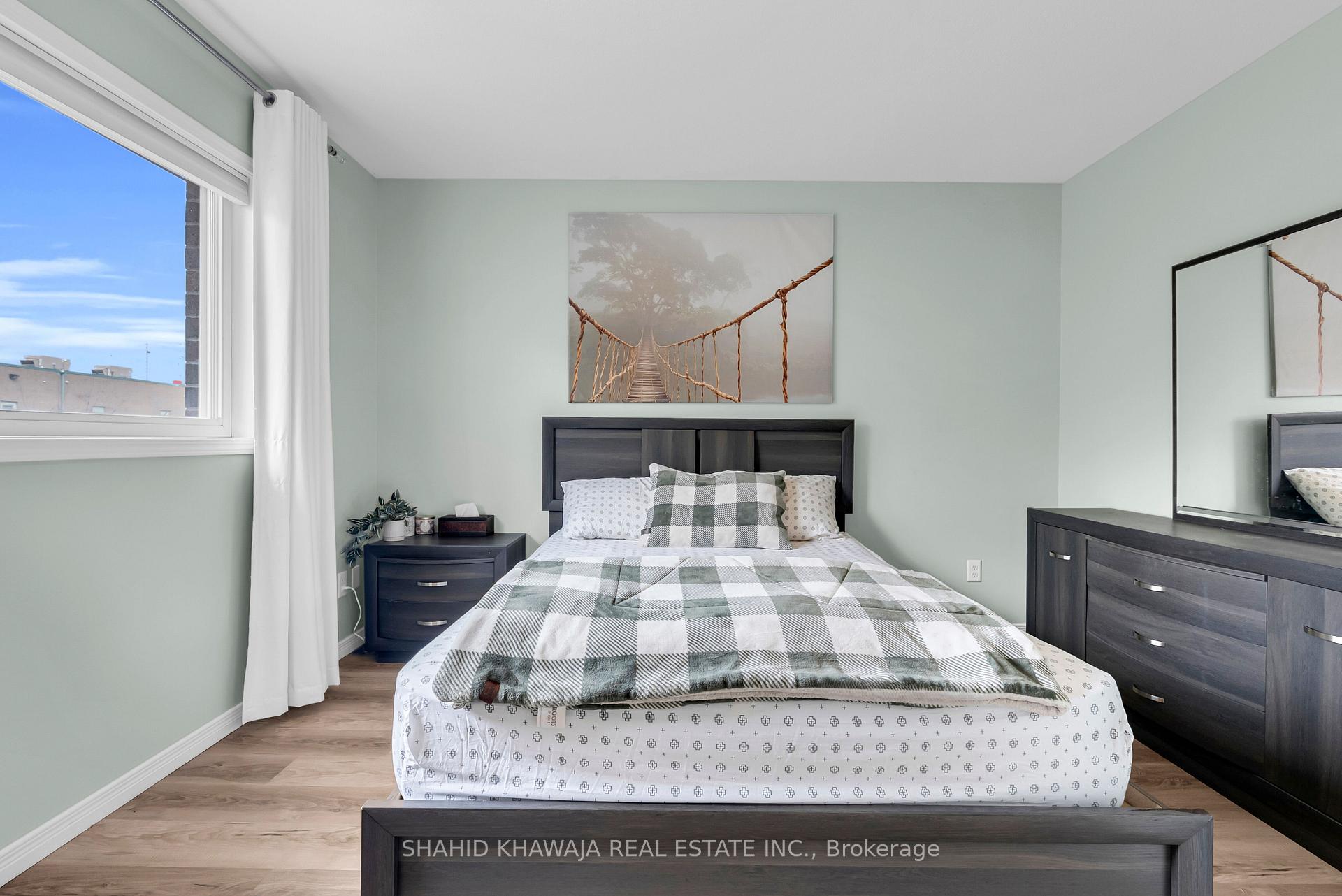 350 Dundas Street S 29