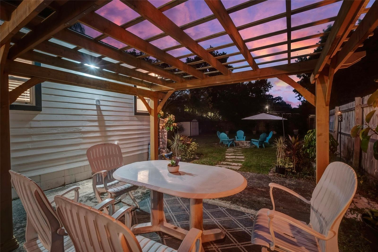 1221 E IDA ST
