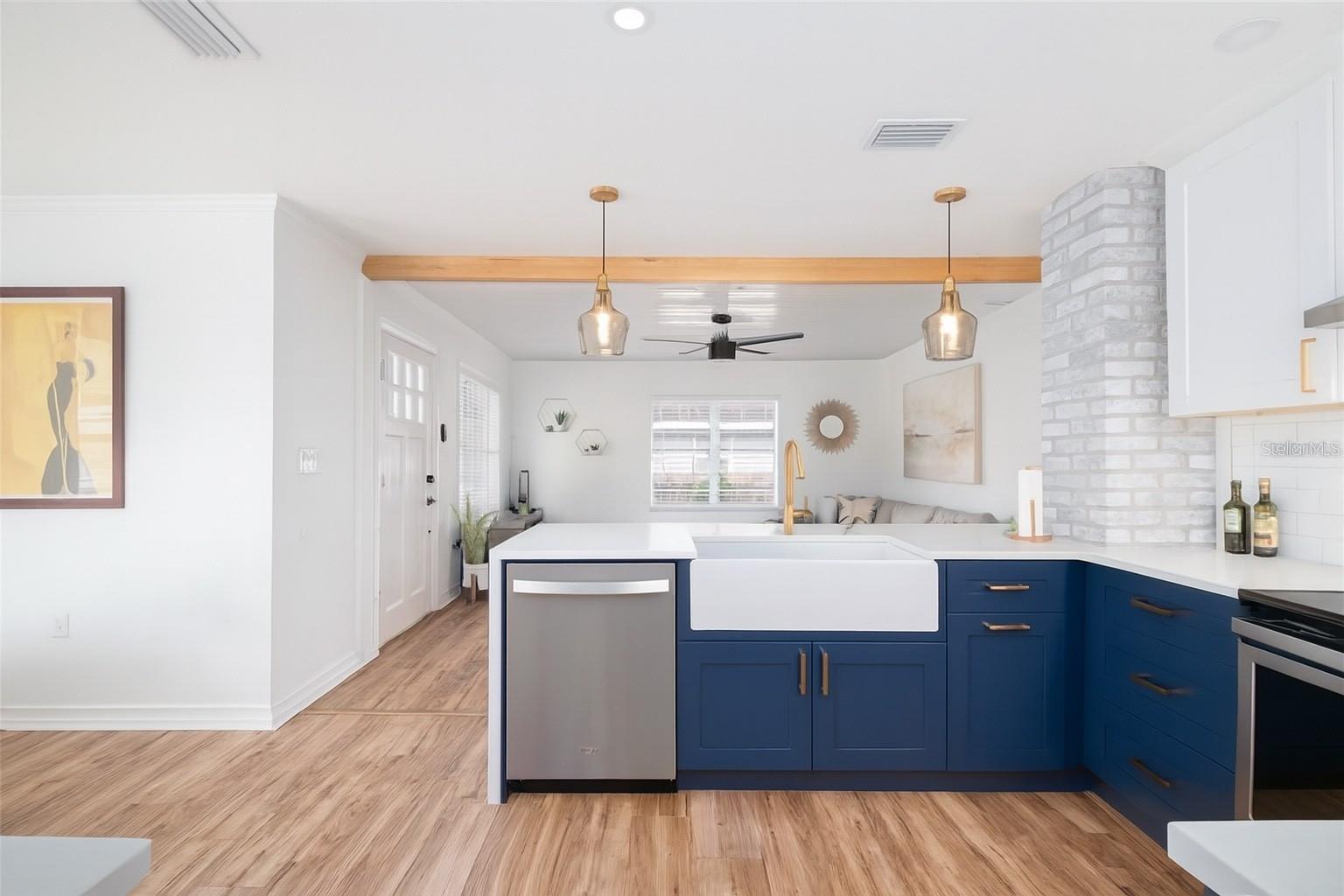 1221 E IDA ST