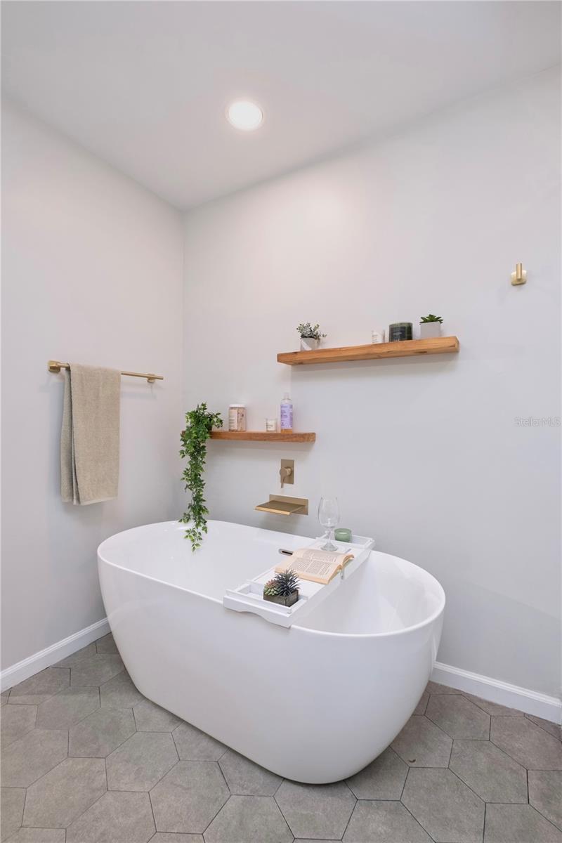 1221 E IDA ST
