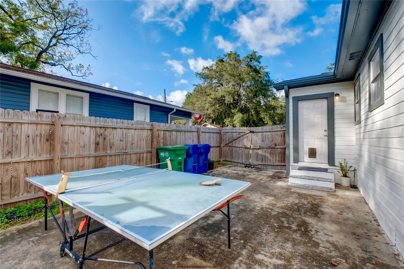 1221 E IDA ST