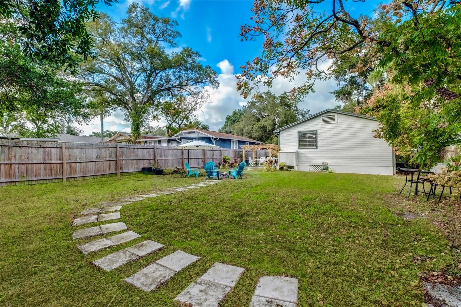 1221 E IDA ST