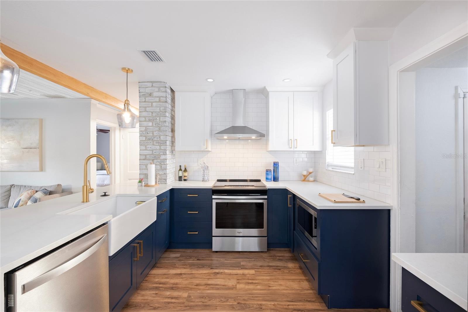 1221 E IDA ST