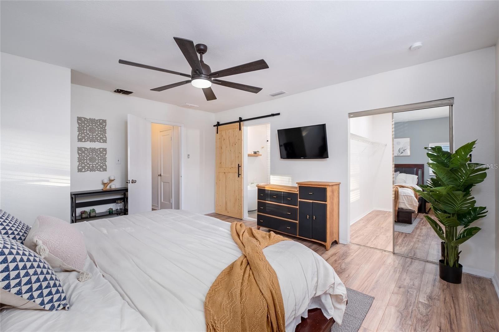 1221 E IDA ST