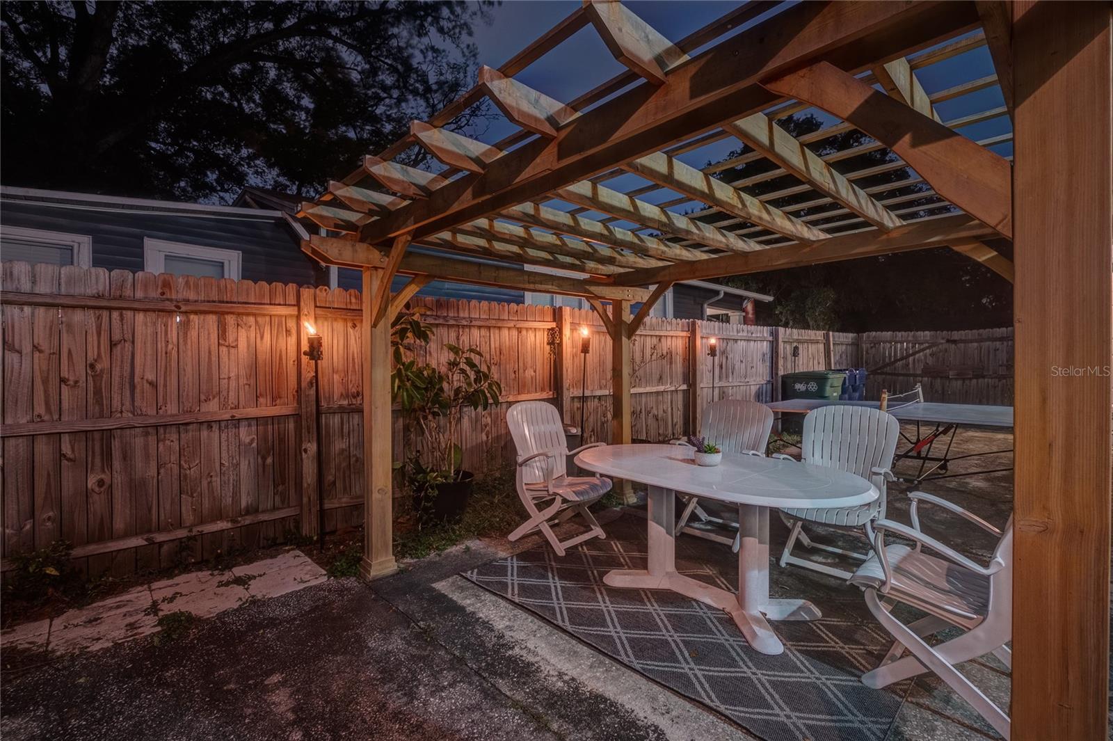 1221 E IDA ST
