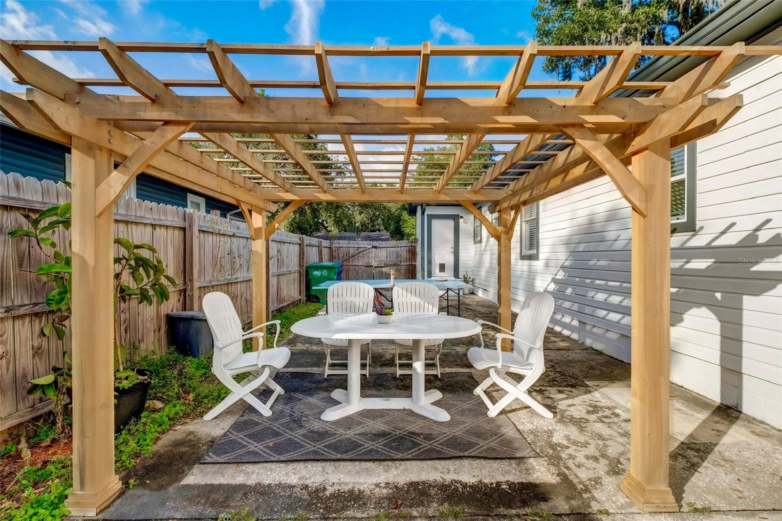 1221 E IDA ST