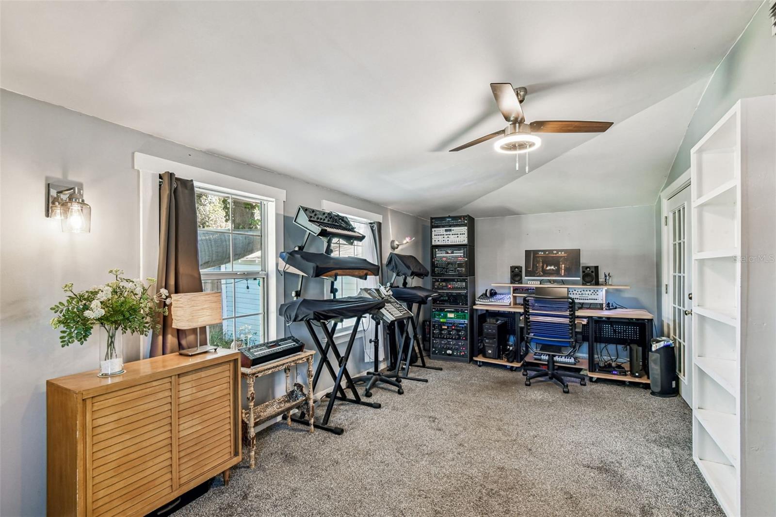 906 E HAMILTON AVE