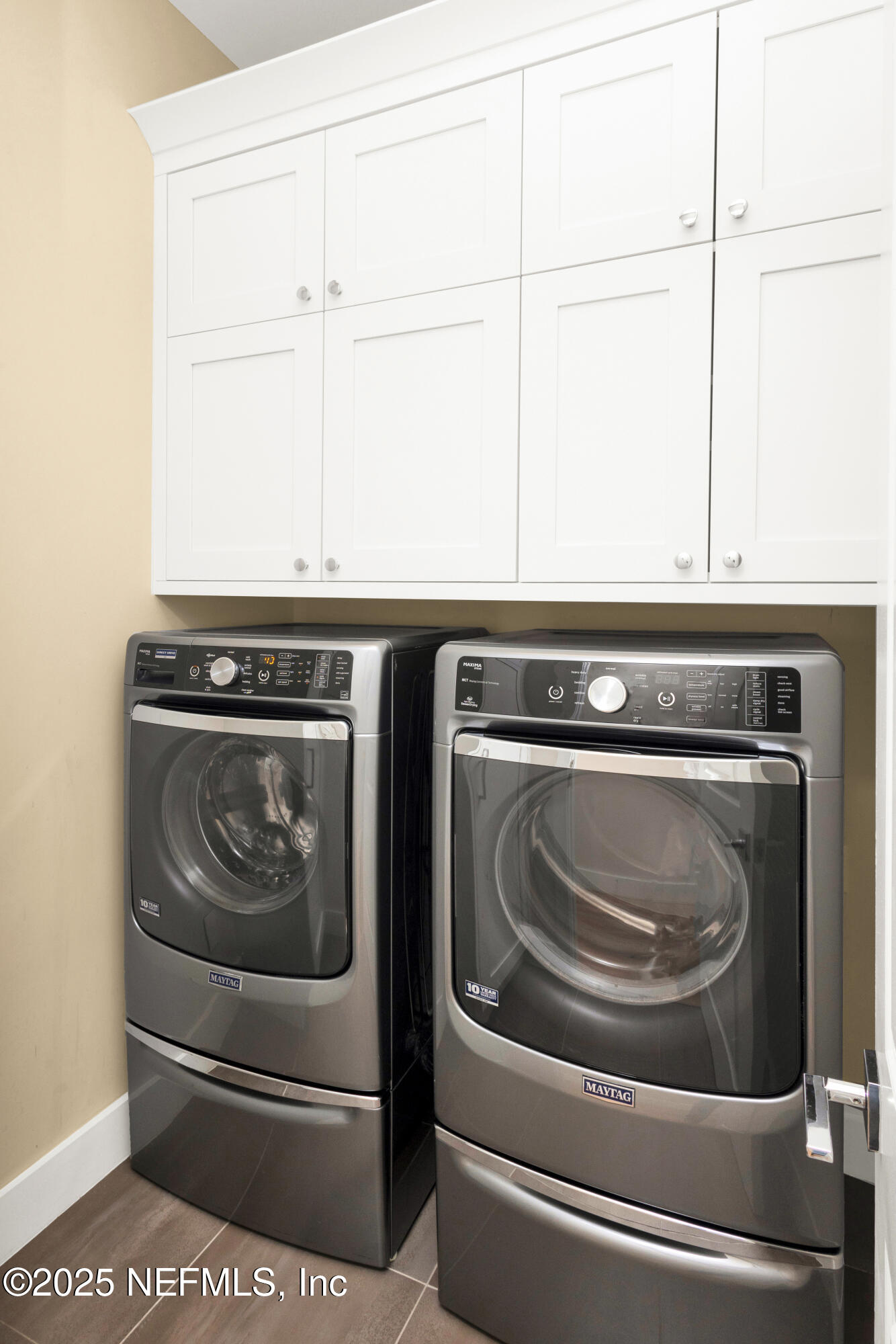 2560 BEACH Boulevard