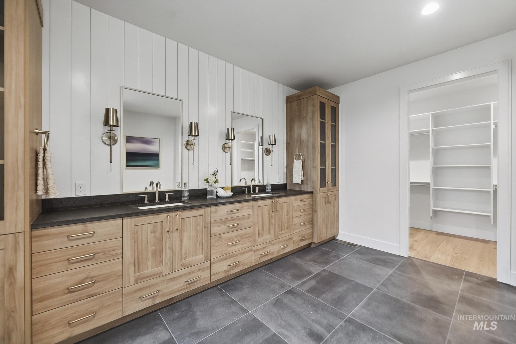 2553 N Buhrstone Ave