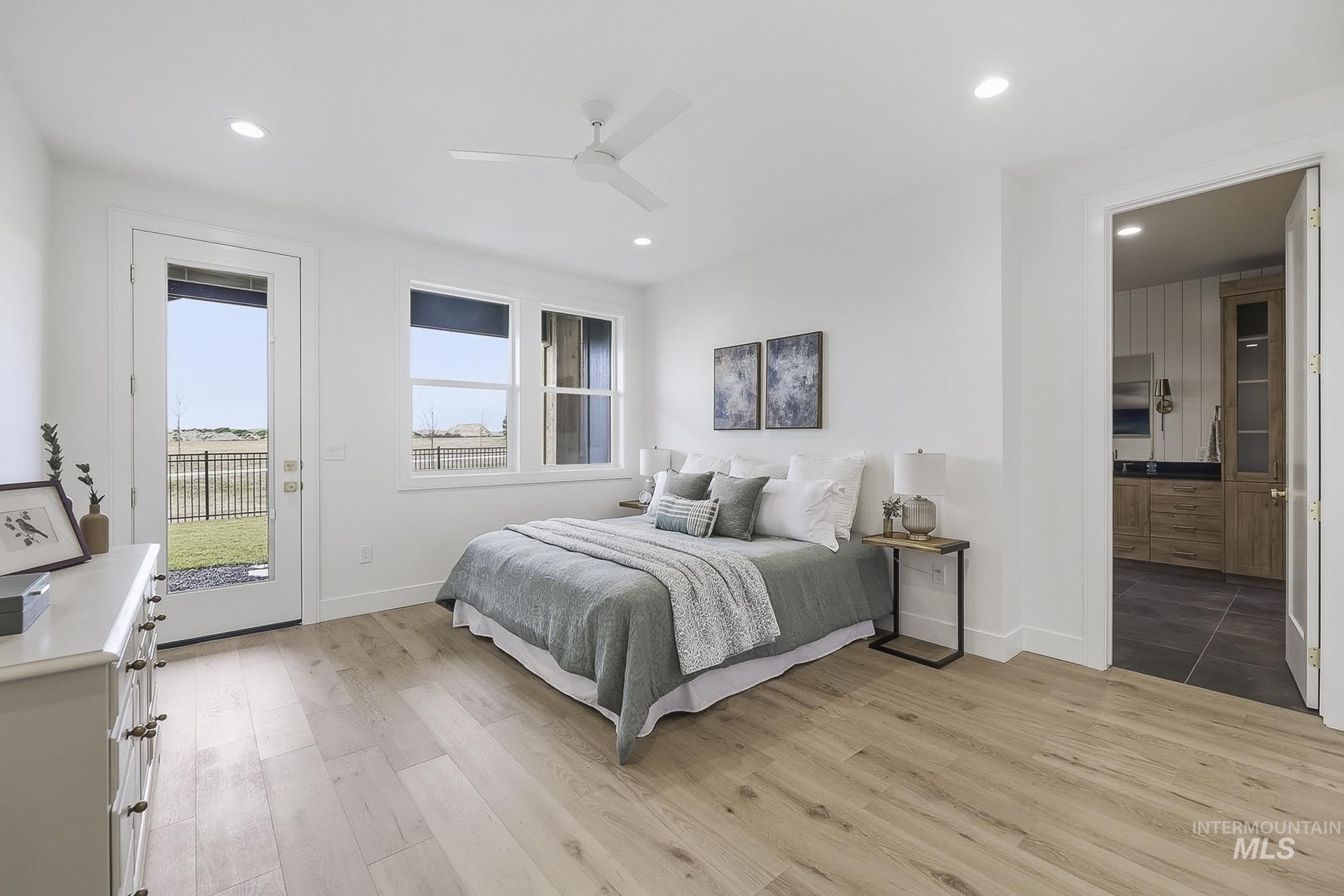 2553 N Buhrstone Ave