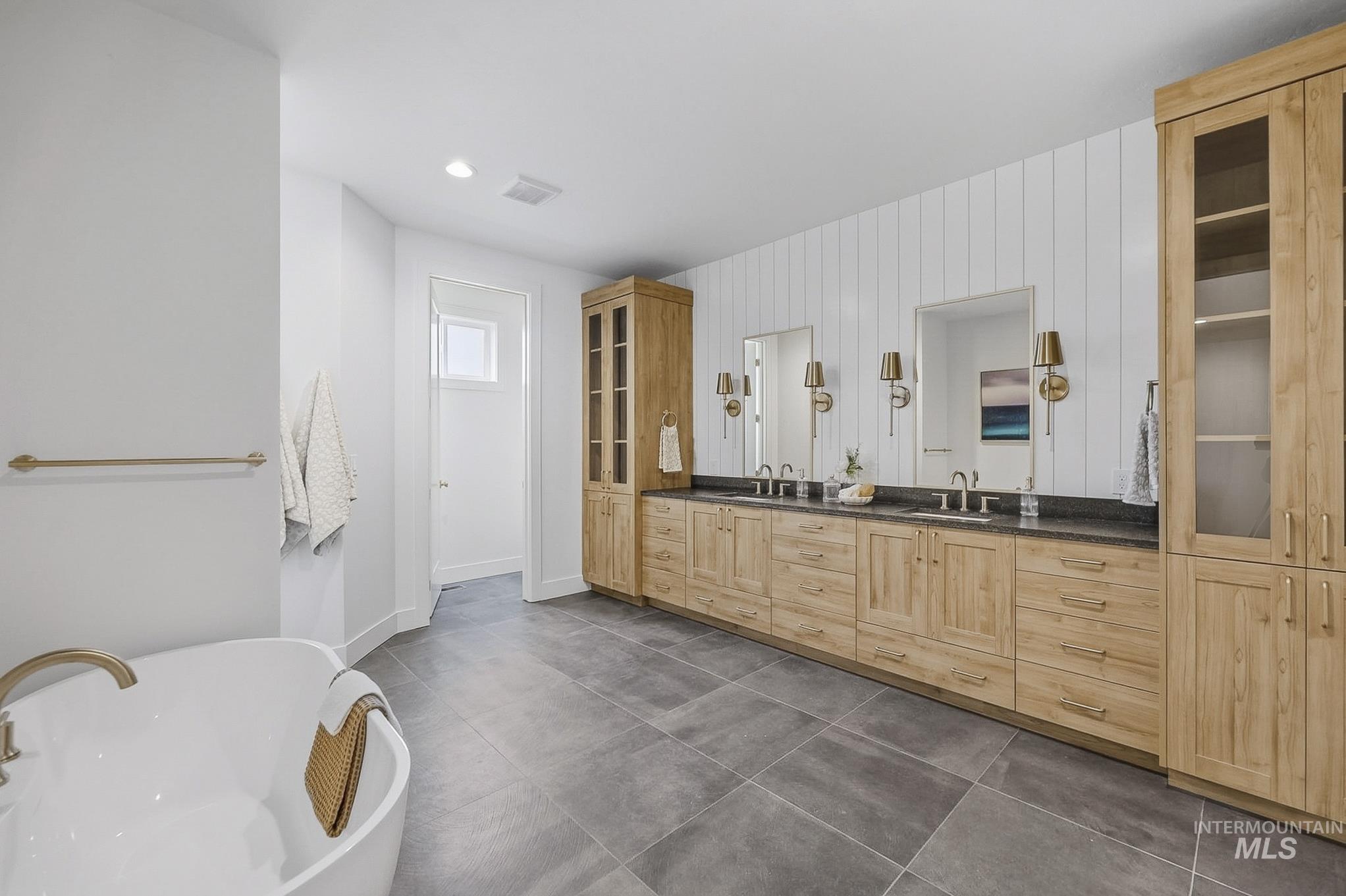 2553 N Buhrstone Ave