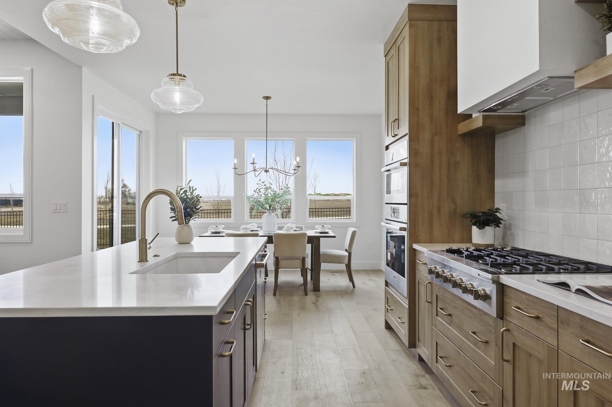 2553 N Buhrstone Ave