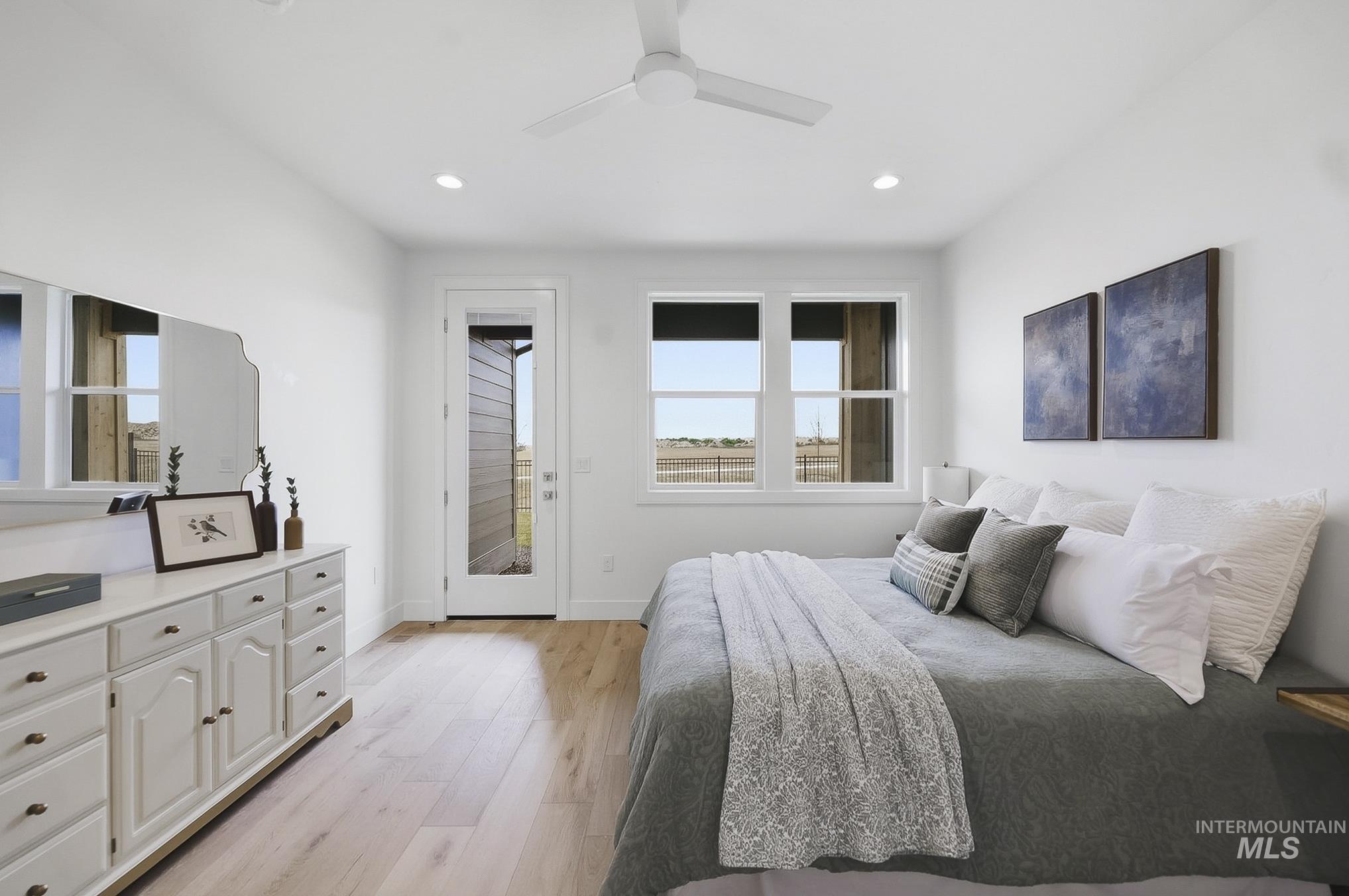 2553 N Buhrstone Ave