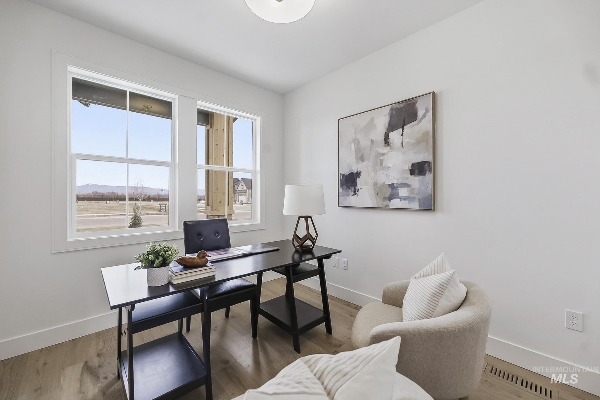 2553 N Buhrstone Ave