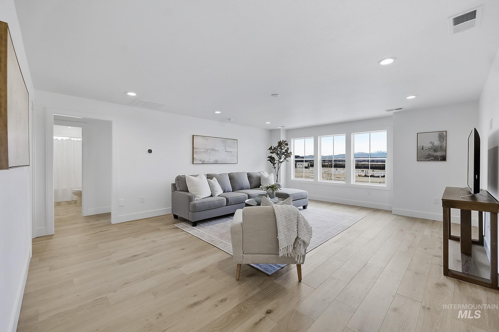 2553 N Buhrstone Ave