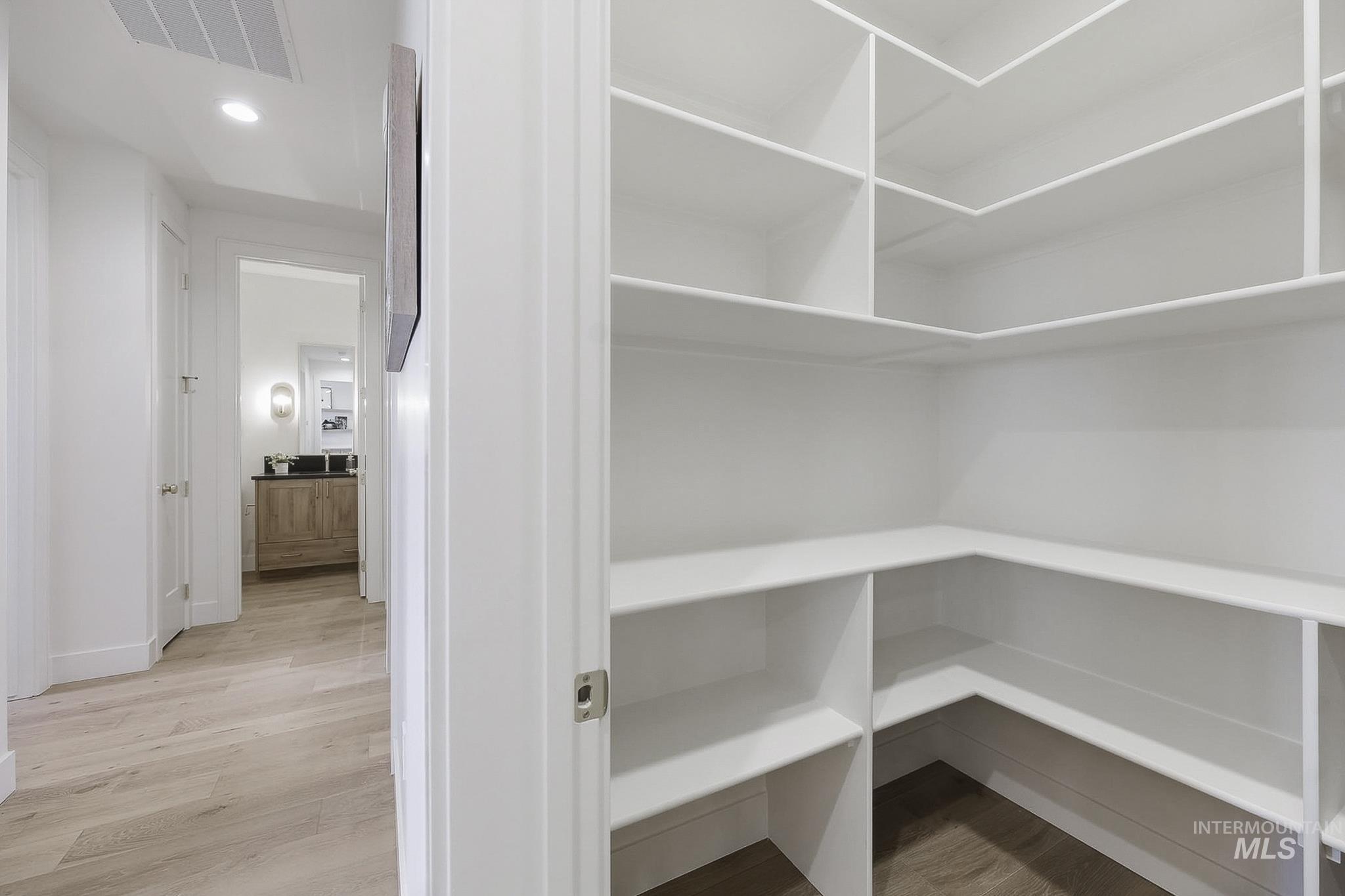 2553 N Buhrstone Ave