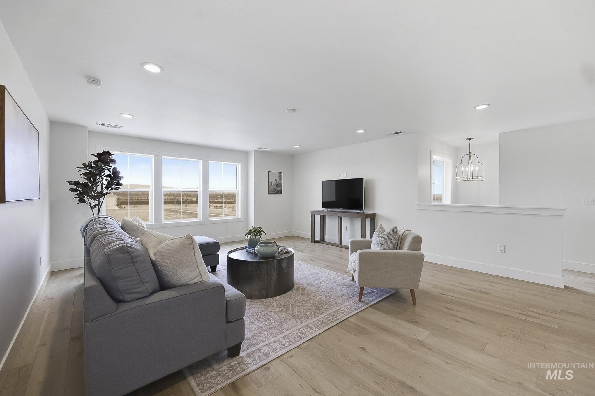 2553 N Buhrstone Ave