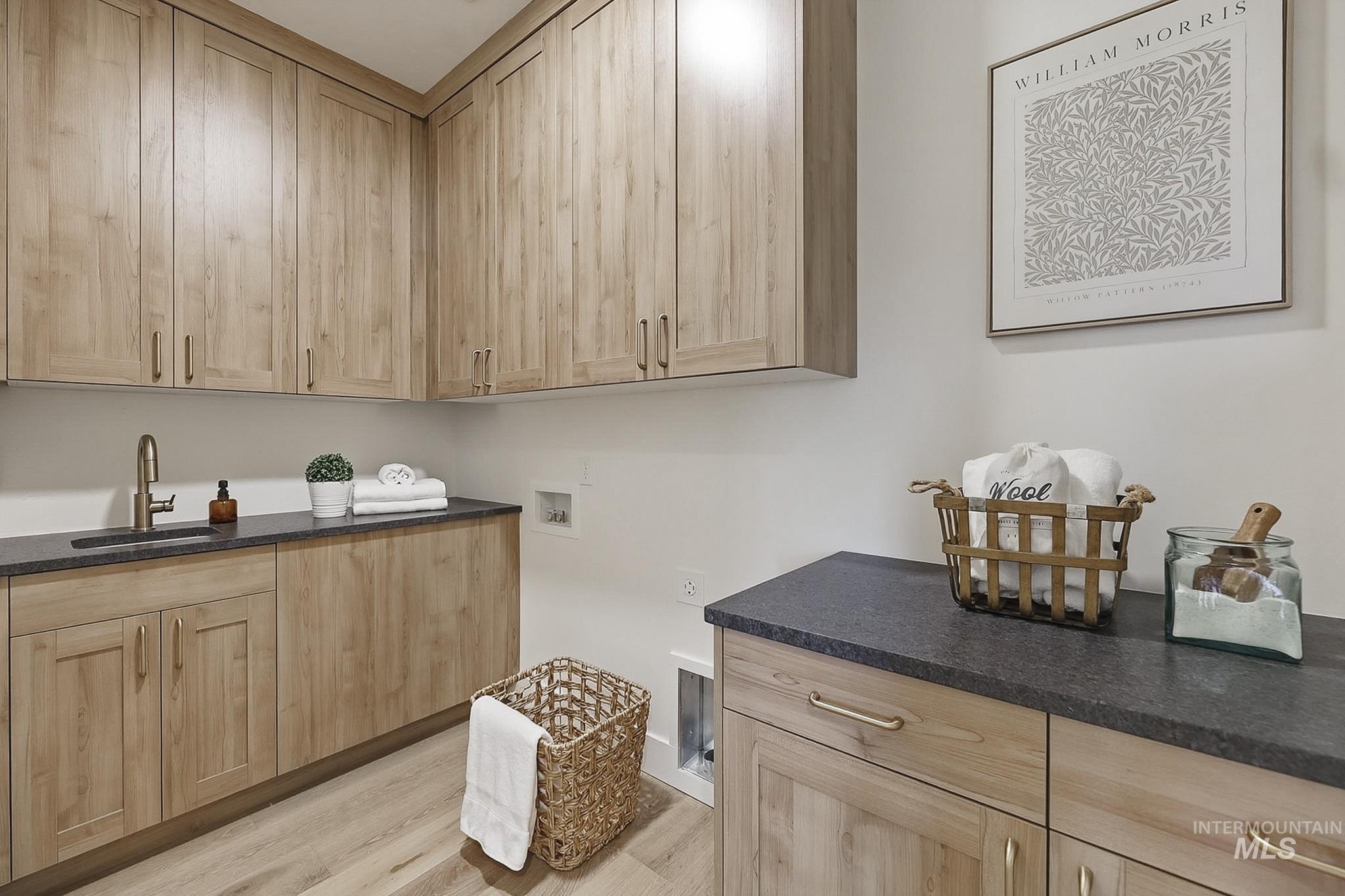 2553 N Buhrstone Ave