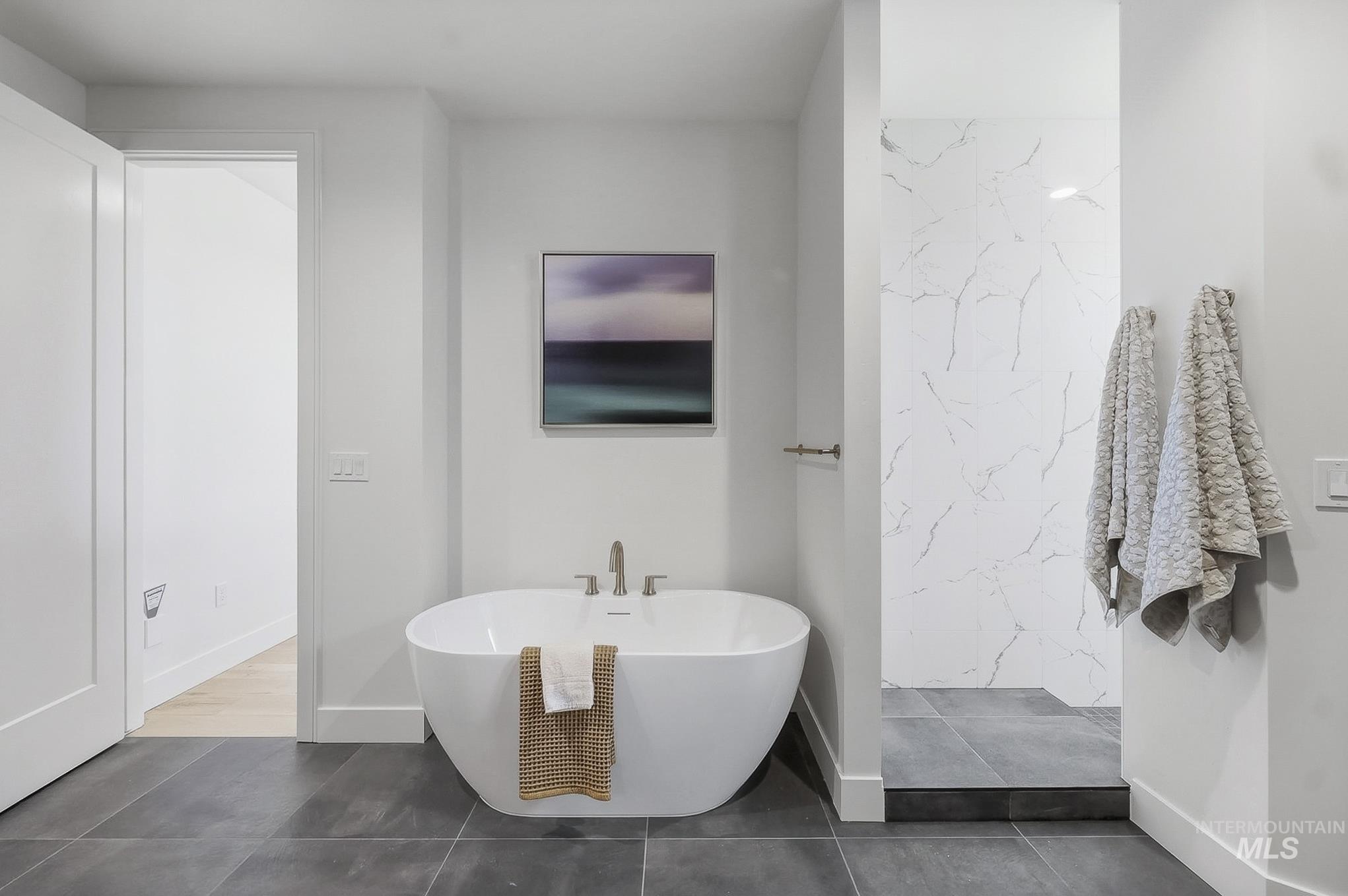 2553 N Buhrstone Ave