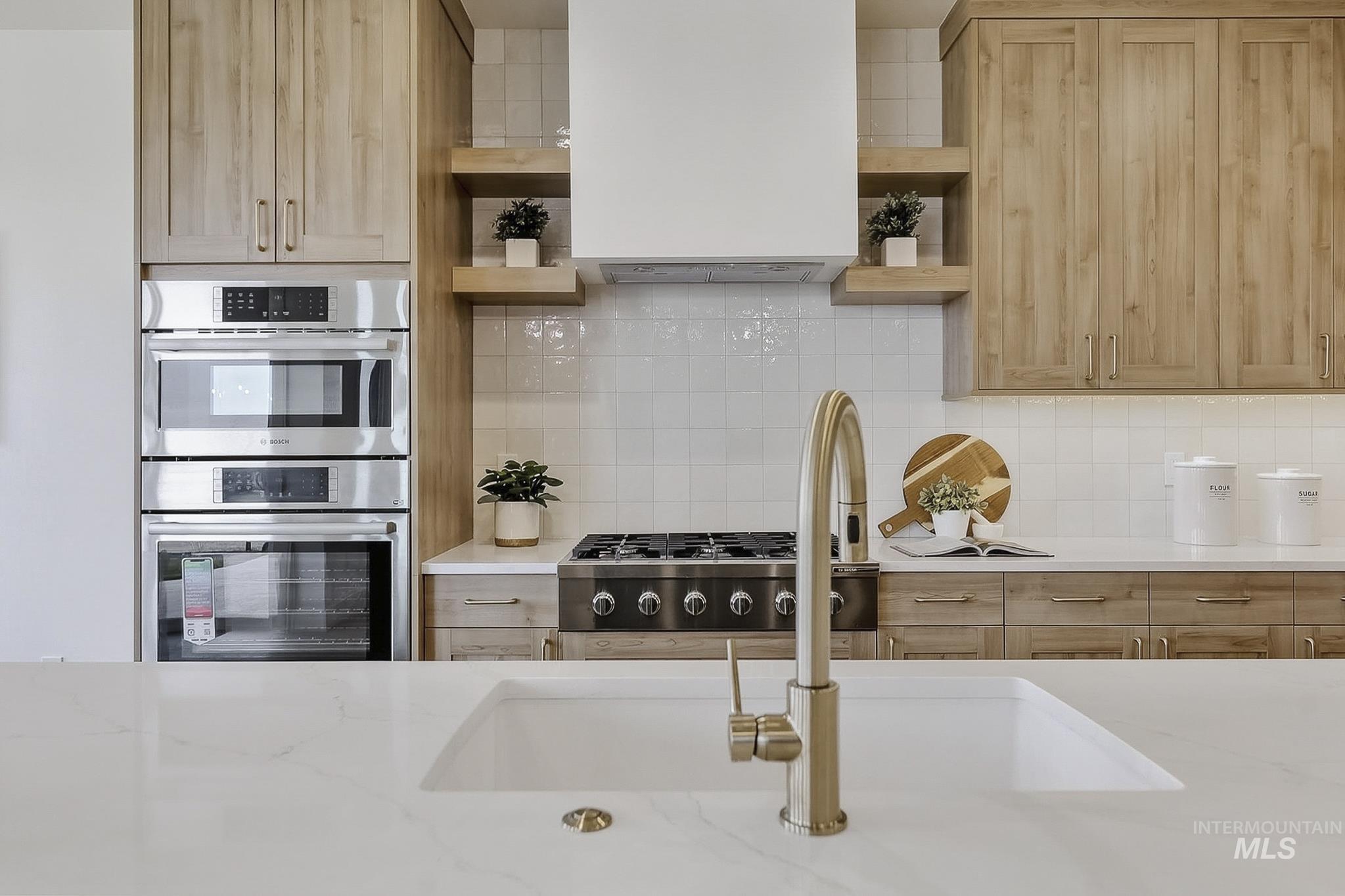 2553 N Buhrstone Ave