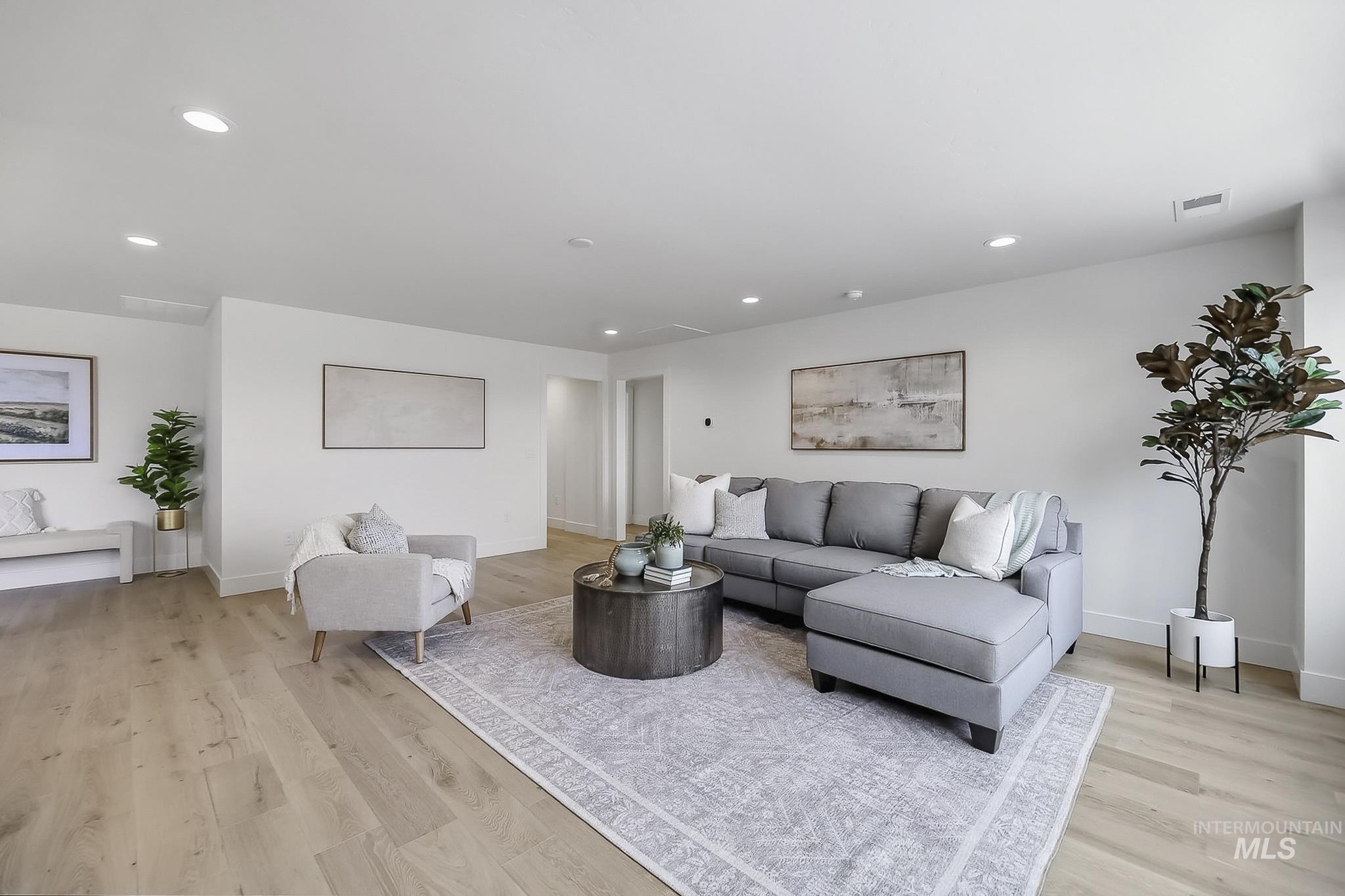 2553 N Buhrstone Ave