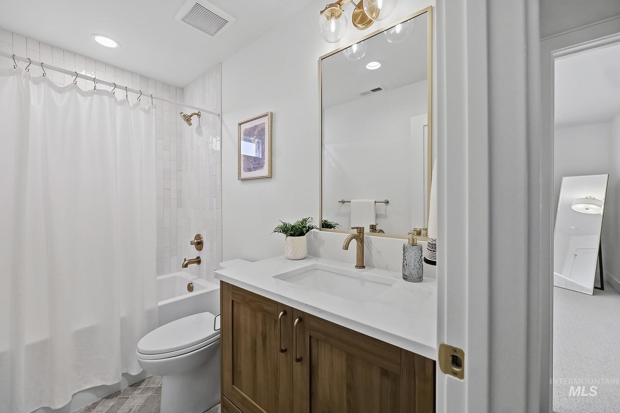 2553 N Buhrstone Ave